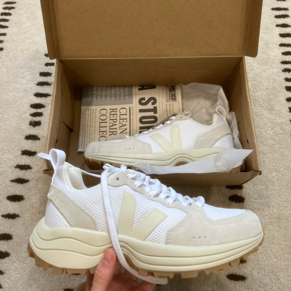 NWT Veja Venturi Sneaker